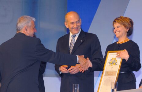 ראש הממשלה אהוד אולמרט וממלאת מקום הנשיא דליה איציק מעניקים את פרס ישראל לעיתונאי "ידיעות אחרונות" נחום ברנע. יום העצמאות, 2007 (צילום: מארק ניימן, לע"מ)