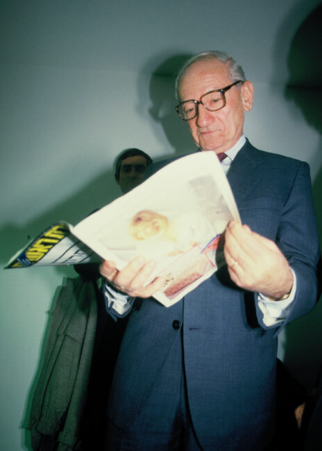 דב יודקובסקי מעיין בגיליון האחרון של "כותרת ראשית", 1989 (צילום: משה שי)