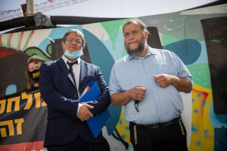 בנצי גופשטיין (מימין) עם איתמר בן-גביר, בית המשפט המחוזי בירושלים, 8.6.20 (צילום: יונתן זינדל)