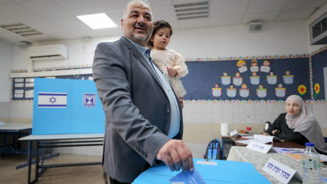 יו"ר רע"מ מנסור עבאס מצביע בבחירות לכנסת ה-25, 1.11.22 (צילום: ג'מאל עוואד)