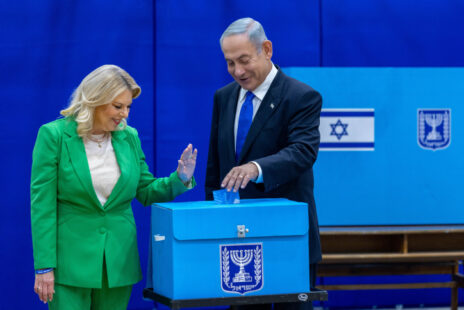 בנימין ושרה נתניהו מצביעים בבחירות לכנסת ה-25. ירושלים, 1.11.2022 (צילום: אוליבייה פיטוסי)