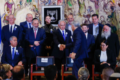 ראש הממשלה היוצא יאיר לפיד לוחץ את ידו של יו"ר הליכוד בנימין נתניהו בטקס השבעת הכנסת ה-25, 15.11.22 (צילום: אוליביה פיטוסי)
