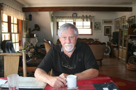 כתב "ידיעות אחרונות" לשעבר בני ברק בביתו שבראשון-לציון, 2013 (צילום: אורן פרסיקו)