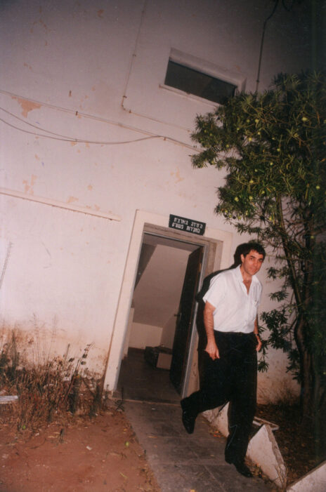 נוני מוזס מחוץ לתחנת משטרה (צילום: ראובן קסטרו, ארכיון "מעריב")