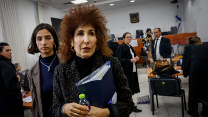 ד"ר יפעת בן-חי שגב בתום יום עדותה הראשון במשפט המו"לים. בית-המשפט המחוזי בירושלים, 13.12.2022 (צילום: אוליבייה פיטוסי)