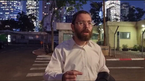 העיתונאי ישראל פריי עם שחרורו מהמעצר, תל-אביב, 27.12.22 (צילום מסך)