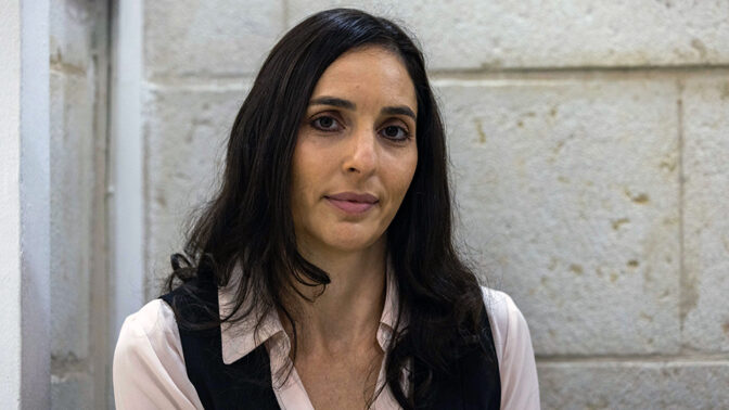 פולינה גובזמן-קריב, חוקרת ברשות ניירות ערך, לפני עדותה במשפט המו"לים, בית-המשפט המחוזי בירושלים, 26.12.2022 (צילום: אוליבייה פיטוסי)