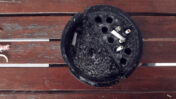 מאפרה עם בדלי סיגריות (צילום: "העין השביעית")