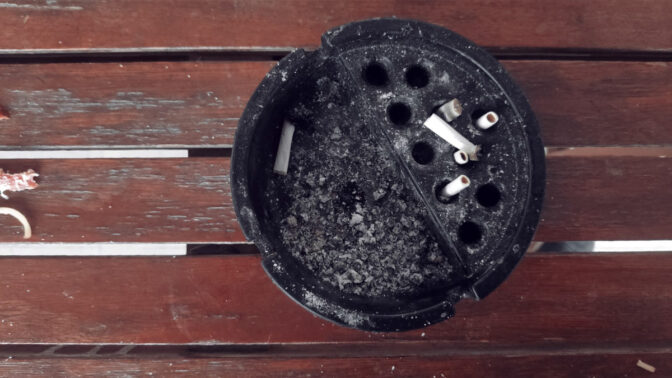 מאפרה עם בדלי סיגריות (צילום: "העין השביעית")