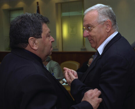 ראובן ריבלין, שר התקשורת הנכנס, עם קודמו בתפקיד בנימין בן-אליעזר. מרץ 2001 (צילום: אבי אוחיון, לע"מ)