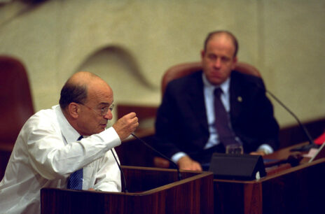יוסי שריד, יו"ר האופוזיציה, נושא דברים במליאת הכנסת ב-2001. לצדו: היו"ר אברהם בורג (צילום: אבי אוחיון, לע"מ)