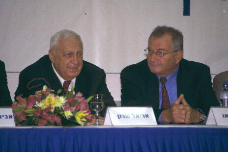 ראש הממשלה אריאל שרון עם אלי לנדאו, 2001 (צילום: משה מילנר, לע"מ)