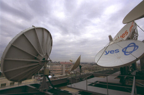 צלחות לוויין של yes ב-2001, זמן לא רב לאחר תחילת השידורים (צילום: משה מילנר, לע"מ)