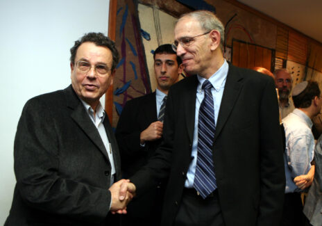 שר המשפטים דניאל פרידמן (משמאל) לוחץ את ידו של פרקליט המדינה משה לדור, דצמבר 2007 (צילום: יוסי זמיר)