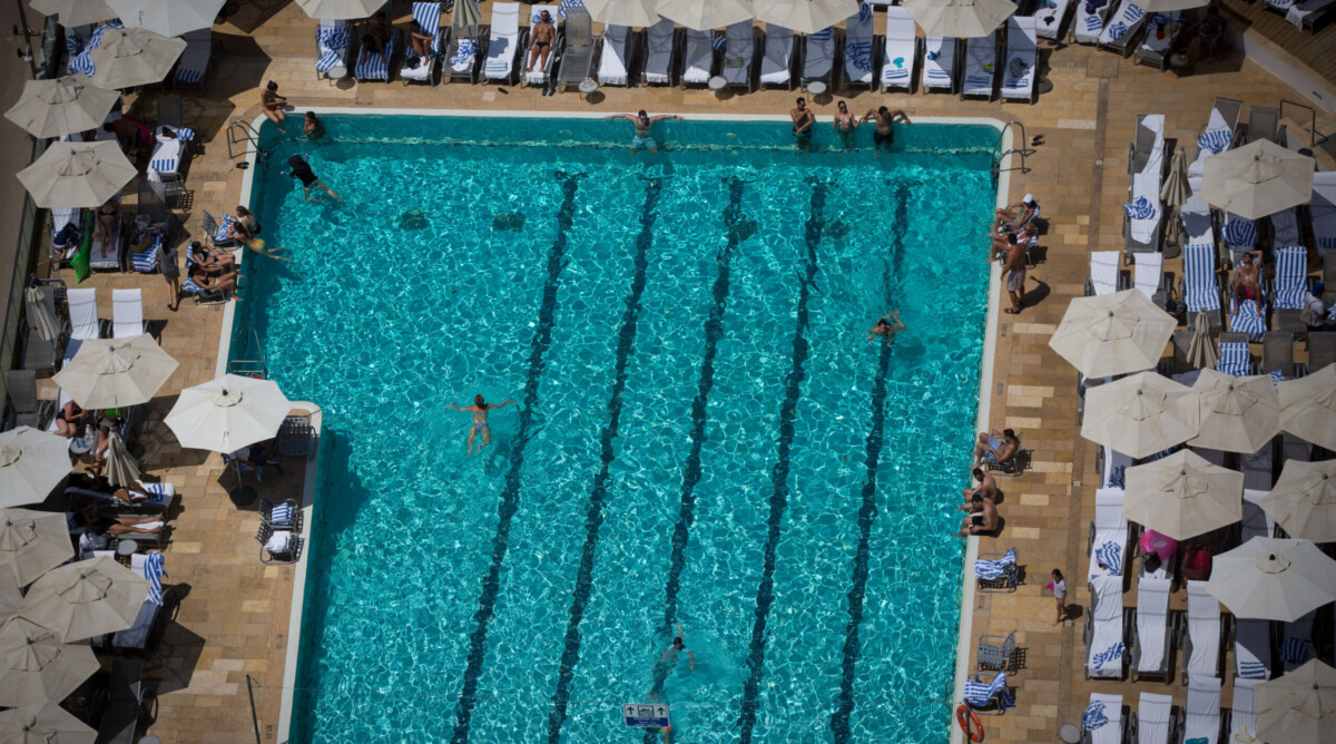 בריכת שחייה במלון תל-אביבי, 2017 (צילום: מרים אלסטר)