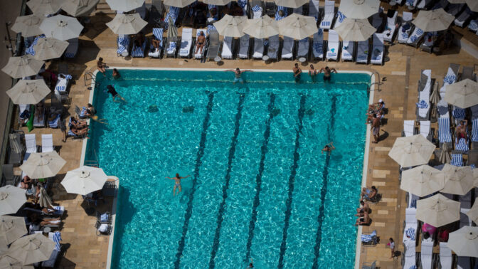 בריכת שחייה במלון תל-אביבי, 2017 (צילום: מרים אלסטר)