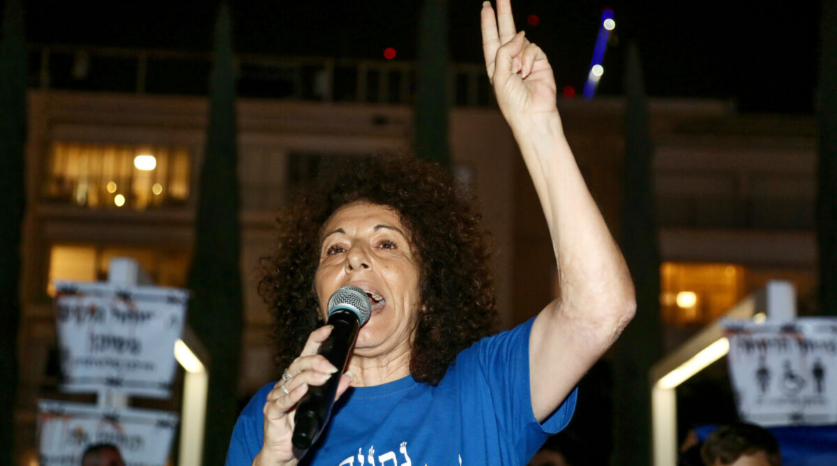 פעילת הליכוד אורלי לב מפגינה נגד ממשלת בנט-לפיד, כיכר הבימה בתל-אביב, 25.10.22 (צילום: גדעון מרקוביץ')