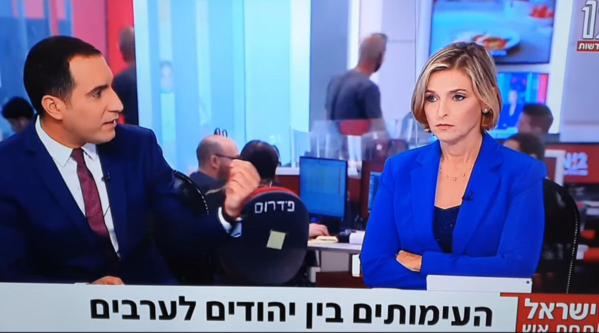 דנה ויס וירון אברהם בעת ויכוח שהתלהט בינה לבין רוני דניאל במהלך השידור בחדשות 12, מבצע "שומר החומות", מאי 21 (צילום מסך) דנה ויס וירון אברהם בעת ויכוח שהתלהט בינה לבין רוני דניאל במהלך השידור בחדשות 12, מבצע "שומר החומות", מאי 21 (צילום מסך)