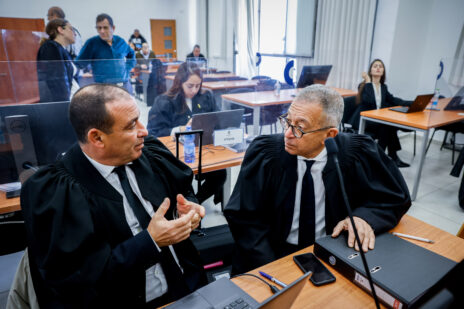 עורכי-הדין בעז בן-צור וז'ק חן באולם משפט המו"לים, 11.1.2023 (צילום: אוליבייה פיטוסי)