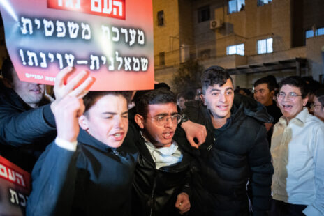 מפגינים מחוץ לביתו של אריה דרעי, לאחר פסק הדין נגד מינויו לשר, ירושלים, 18.1.23 (צילום: יונתן זינדל)