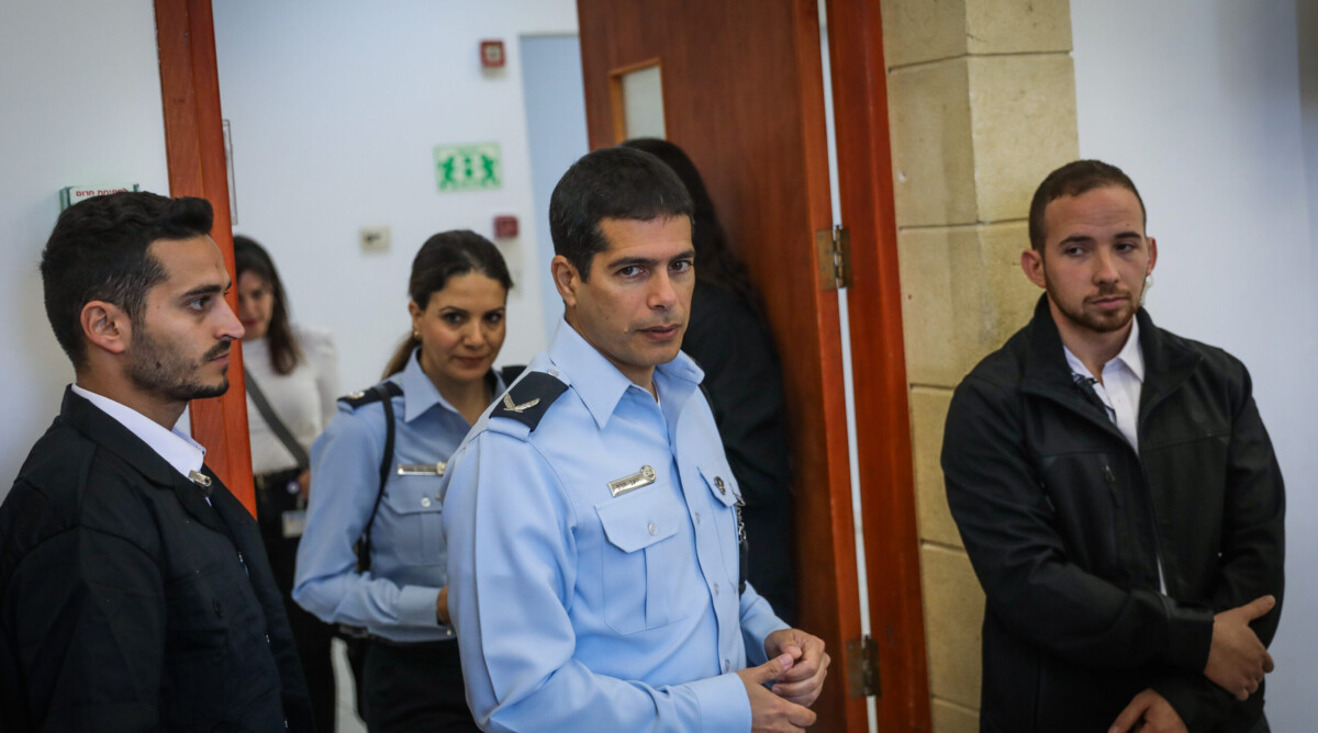 קצין המשטרה יואב תלם בפתח יום עדותו השני במשפט המו"לים. בית-המשפט המחוזי בירושלים, 24.1.2023 (צילום: פלאש 90)