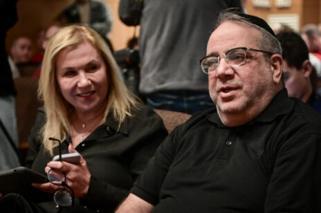 יגאל גואטה ואילה חסון בכנס ארגון העיתונאים להצלת השידור הציבורי, תל-אביב, 29.1.23 (צילום: אבשלום ששוני)