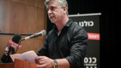 אבי וייס בכנס ארגון העיתונאים להצלת השידור הציבורי, תל-אביב, 29.1.23 (צילום: אבשלום ששוני)