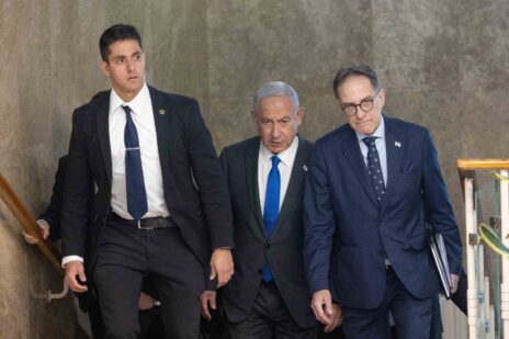 ראש ממשלת ישראל, בנימין נתניהו, בדרכו לישיבת ממשלה. 29.1.2023 (צילום: יונתן זינדל)