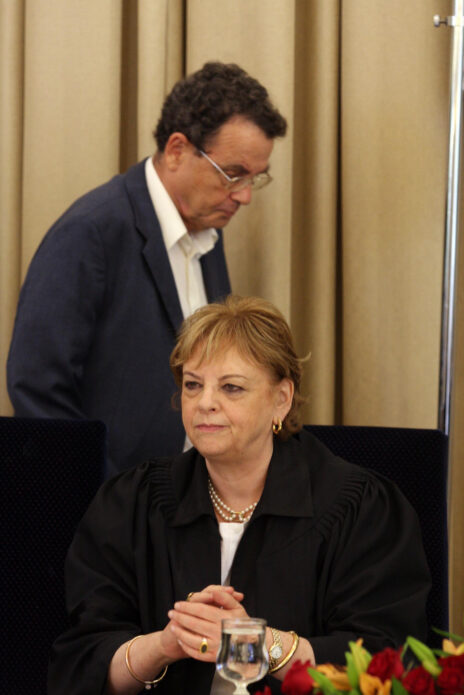 השופטת דורית ביניש ב-2008, בעת כהונתה כנשיאת בית-המשפט העליון. מאחור: שר המשפטים דאז דניאל פרידמן (צילום: יוסי זמיר)