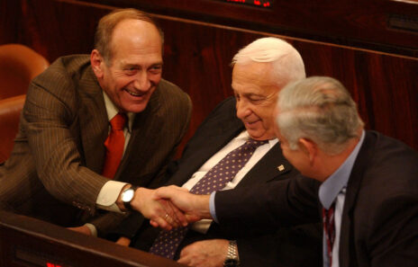 אריאל שרון, אהוד אולמרט ובנימין נתניהו במליאת הכנסת, 2004 (צילום: נתי שוחט)