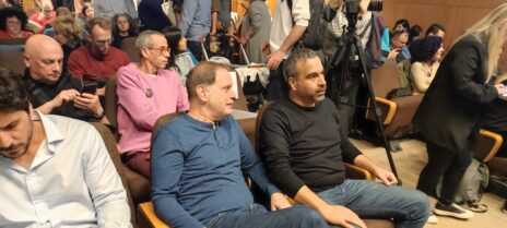 גולן יוכפז וגיל עומר בכנס ארגון העיתונאים להצלת השידור הציבורי, תל-אביב, 29.1.23 (צילום: שבי גטניו)