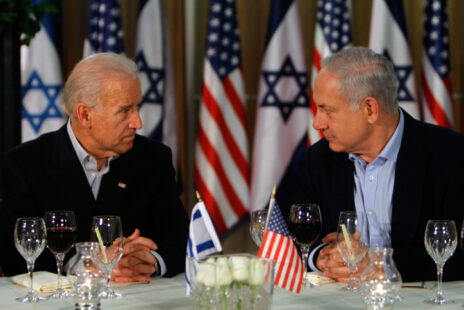 ג'ו ביידן, כשכיהן כסגן נשיא ארה"ב, עם ראש ממשלת ישראל בנימין נתניהו, מרץ 2010 (צילום: מרים אלסטר)
