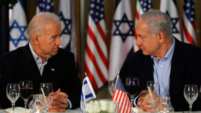 ג'ו ביידן, כשכיהן כסגן נשיא ארה"ב, עם ראש ממשלת ישראל בנימין נתניהו, מרץ 2010 (צילום: מרים אלסטר)