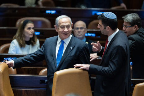 ראש ממשלת ישראל, בנימין נתניהו, עם שר התקשורת שלמה קרעי. מליאת הכנסת, 6.8.2021 (צילום: יונתן זינדל)