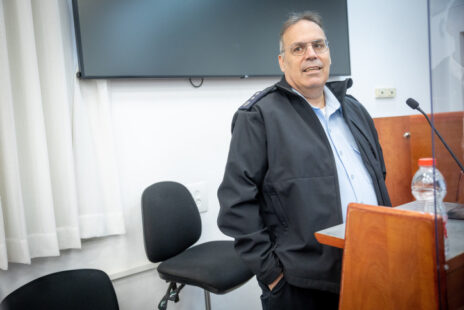 נצ"מ מומי משולם, ראש צוות החקירה בתיקי "1000" ו"2000", לפני עדותו במשפט המו"לים, ביהמ"ש המחוזי בירושלים, 20.2.23 (צילום: יונתן זינדל)