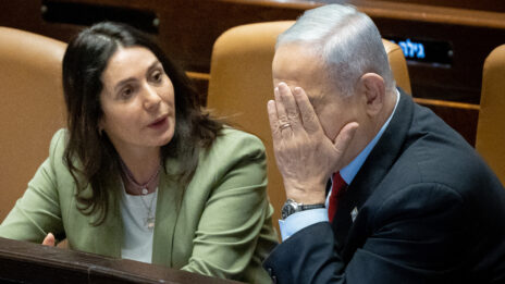 ראש ממשלת ישראל, בנימין נתניהו, השבוע במליאת הכנסת עם השרה מירי רגב (צילום: יונתן זינדל)