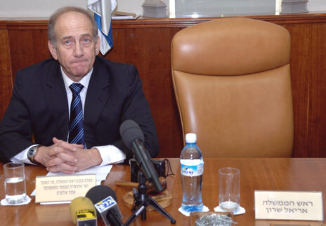אהוד אולמרט, ממלא מקום ראש הממשלה, לצד מקומו הריק של אריאל שרון בשולחן הממשלה. ינואר 2006 (צילום: פלאש 90)