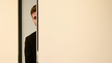 יאיר נתניהו, בנו של בנימין נתניהו, מציץ מאחורי דלת בשולי אחד ההליכים המשפטיים שהוא מנהל. תל-אביב, נובמבר 2022 (צילום: אבשלום ששוני)