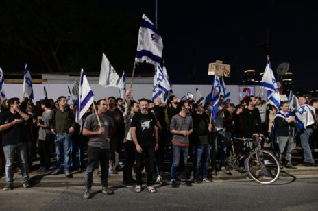 הפגנה מחוץ למספרה שבה הסתפרה שרה נתניהו, כיכר המדינה בתל-אביב, 1.3.2023 (צילום: אבשלום ששוני)