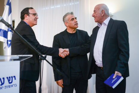 השרים יעקב פרי (מימין) ושי פירון (משמאל) עם מנהיג מפלגתם, יאיר לפיד. תל-אביב, 2015 (צילום: בן קלמר)