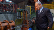 רה"מ בנימין נתניהו מבקר במפעל בשדרות, 20.4.23 (צילום: יוסי אלוני)