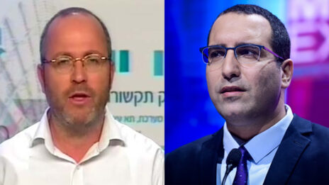 העיתונאים ירון אברהם (מימין) ואריאל כהנא (צילומים: תומר נויברג וצילום מסך מהטלוויזיה החינוכית)