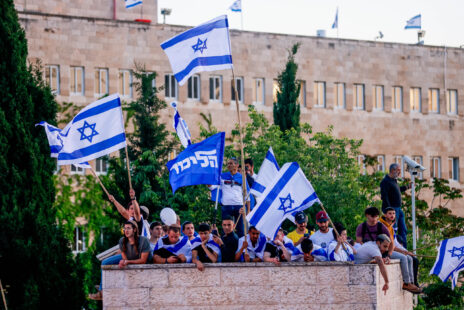 תומכי ההפיכה המשטרית מפגינים בקריית הממשלה בירושלים, 27.4.2023 (צילום: אריק מרמור)