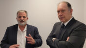 מימין: עו"ד אילן בומבך ו-וולטר סוריאנו, בתום דיון בתביעתם נגד "העין השביעית", 19.10.22 (צילום: אורן פרסיקו)