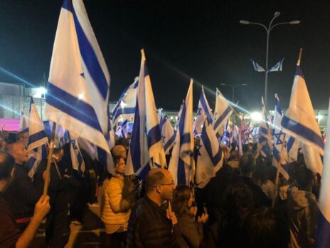 הפגנה מול מערכת ערוץ 14 במודיעין, בזמן שרה"מ בנימין נתניהו מתארח בתוכנית הדגל של הערוץ, "הפטריוטים", 13.4.23 (צילום: הדגלים השחורים) הפגנה מול מערכת ערוץ 14 במודיעין, בזמן שרה"מ בנימין נתניהו מתארח בתוכנית הדגל של הערוץ, "הפטריוטים", 13.4.23 (צילום: הדגלים השחורים)