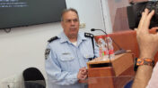 מומי משולם, ראש צוות החקירה ב"תיק 1000" ו"תיק 2000", בפתח יום עדותו. בית-המשפט המחוזי בירושלים, 19.4.2023 (צילום: איתמר ב"ז)