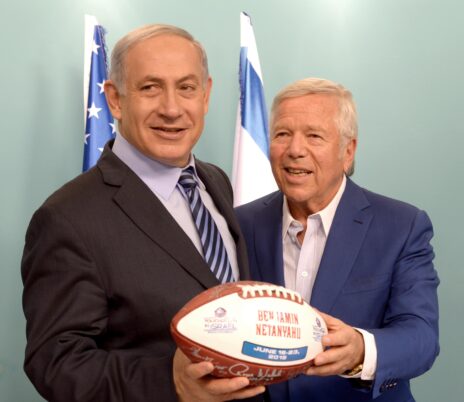 ראש ממשלת ישראל, בנימין נתניהו, עם רוברט קראפט, הבעלים של קבוצת הפוטבול ניו-אינגלנד פטריוטס. משרד ראש הממשלה, יוני 2015 (צילום: עמוס בן-גרשום, לע"מ)