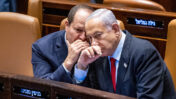 שר הכלכלה ניר ברקת לוחש באוזנו של ראש הממשלה בנימין נתניהו, הכנסת, 22.2.23 (צילום: יונתן זינדל)