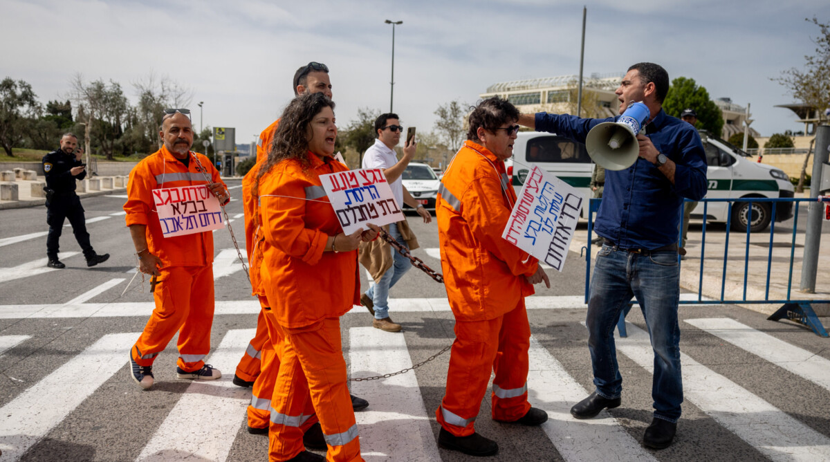 מנכ"ל "אם תרצו" מתן פלג (בכחול) מוביל מיצג נגד מערכת המשפט. ירושלים, מרץ 2023 (צילום: יונתן זינדל)