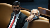 ראש הממשלה בנימין נתניהו (מימין) עם שר התקשורת שלמה קרעי במליאת הכנסת, 1.5.23 (צילום: יונתן זינדל)